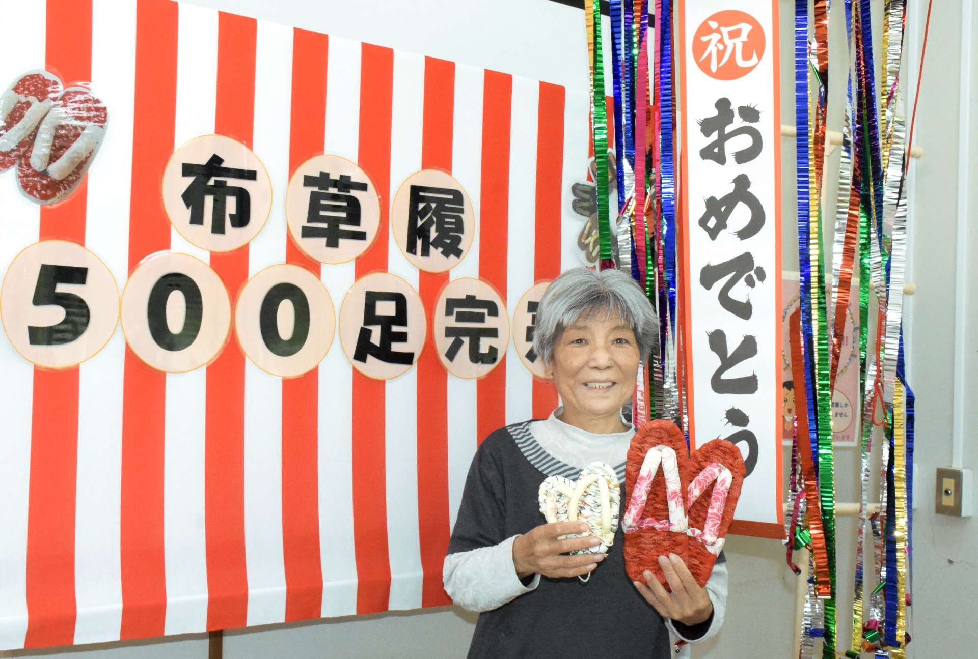 着物で編んだ布草履が累計販売５００足を突破し、笑顔を見せる上野輝代さん＝指宿市シルバー人材センター