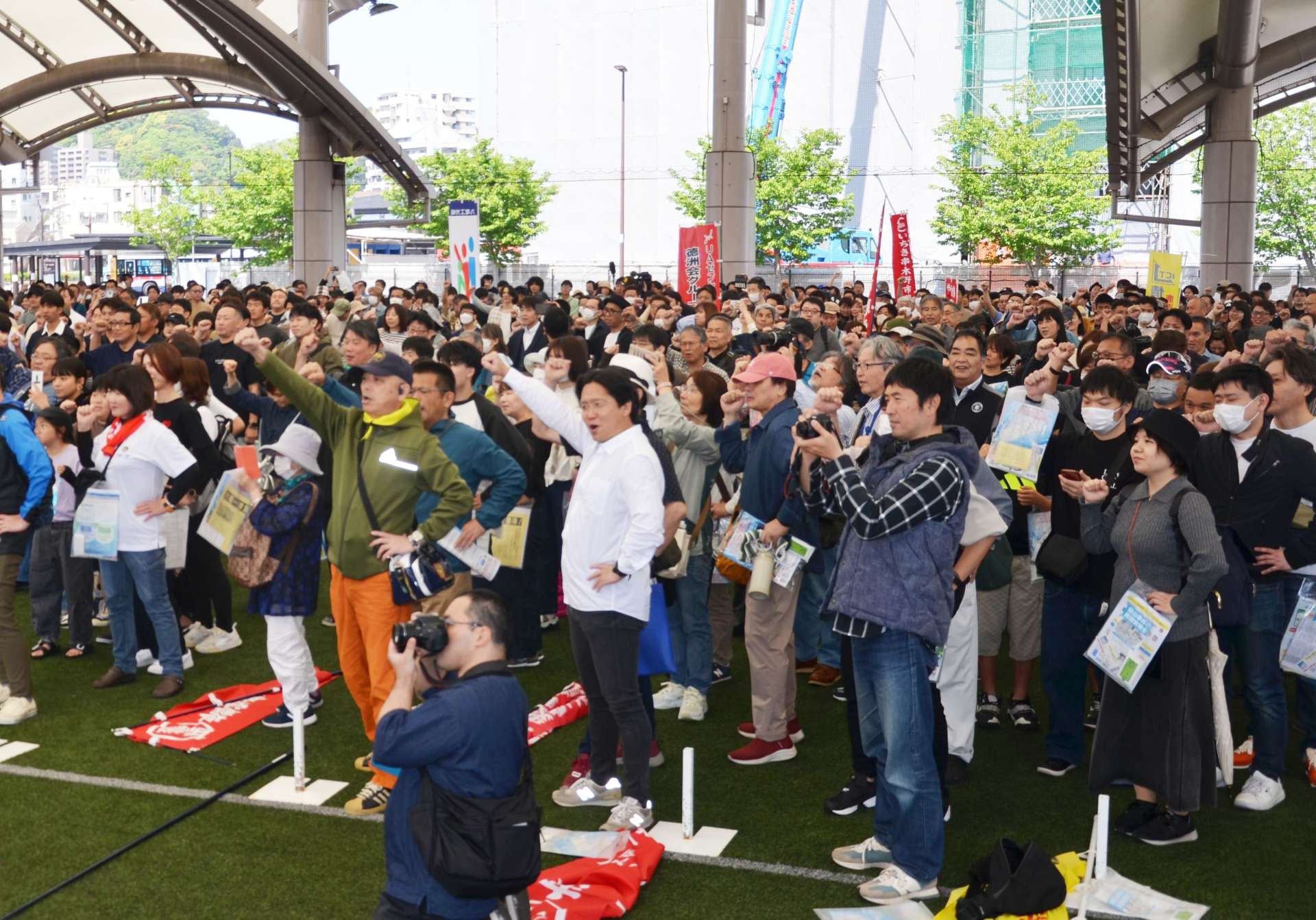 ガンバロー三唱する参加者＝２９日、鹿児島市浜町のかんまちあ