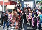 花嫁を乗せて、通りを練り歩くシャンシャン馬行列＝２９日午前、志布志市志布志