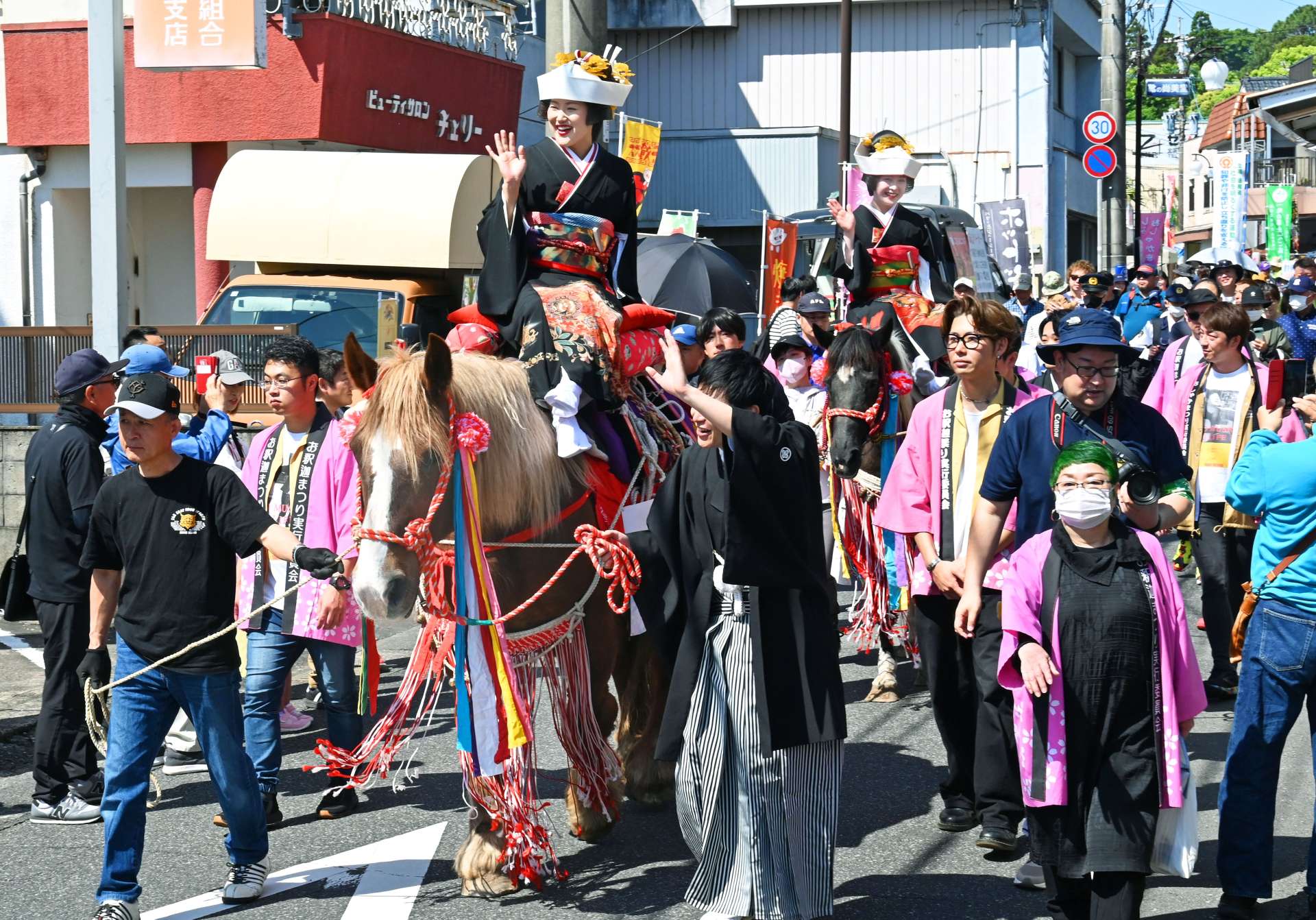 花嫁を乗せて、通りを練り歩くシャンシャン馬行列＝２９日午前、志布志市志布志