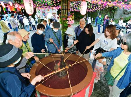 〈関連〉お釈迦様の像に甘茶をかける見物客ら＝２９日、志布志市志布志の宝満寺