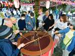 〈関連〉お釈迦様の像に甘茶をかける見物客ら＝２９日、志布志市志布志の宝満寺