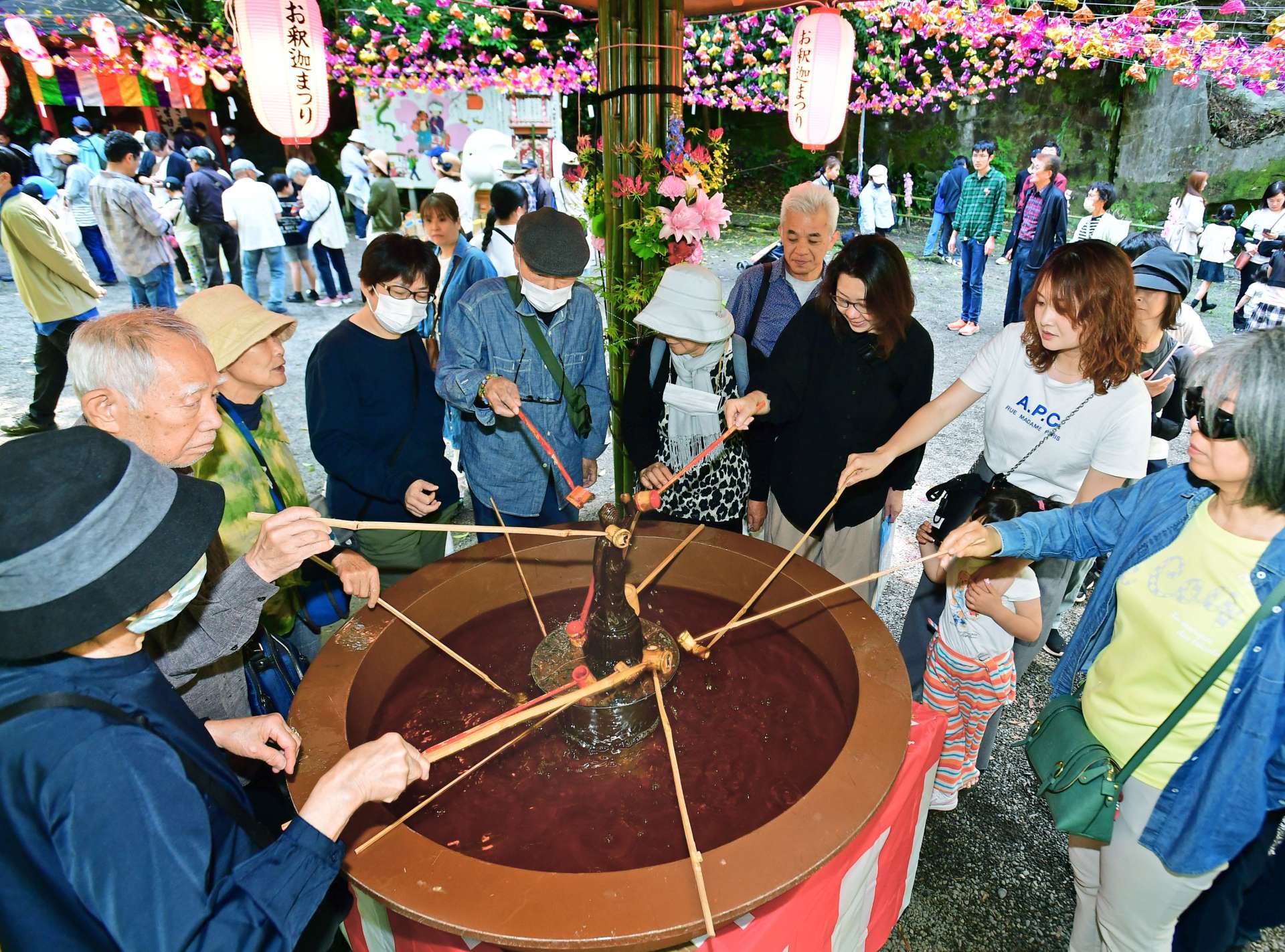 〈関連〉お釈迦様の像に甘茶をかける見物客ら＝２９日、志布志市志布志の宝満寺