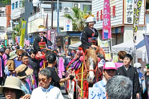 花嫁を乗せて通りを練り歩くシャンシャン馬行列＝２９日午前、志布志市志布志