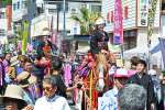 花嫁を乗せて通りを練り歩くシャンシャン馬行列＝２９日午前、志布志市志布志