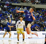 後半、ブルーサクヤの笠井がシュートを決め、２０－２４とする＝西原商会アリーナ