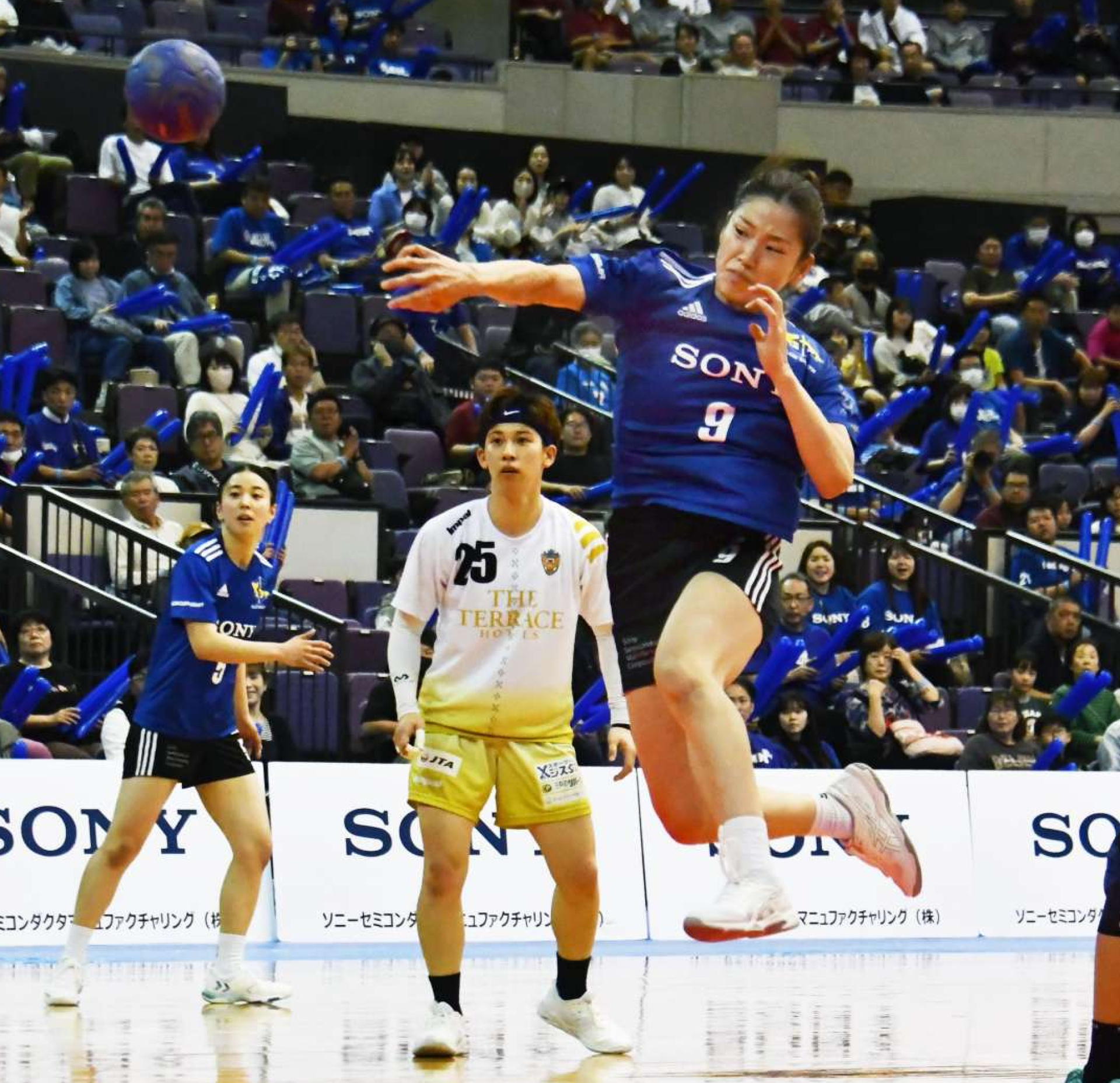 後半、ブルーサクヤの笠井がシュートを決め、２０－２４とする＝西原商会アリーナ