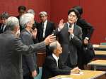 〈資料写真〉２０２４年５月１日、懇談会でマイクを切った国の対応に抗議する被害者団体関係者ら（左）＝熊本県水俣市の水俣病情報センター