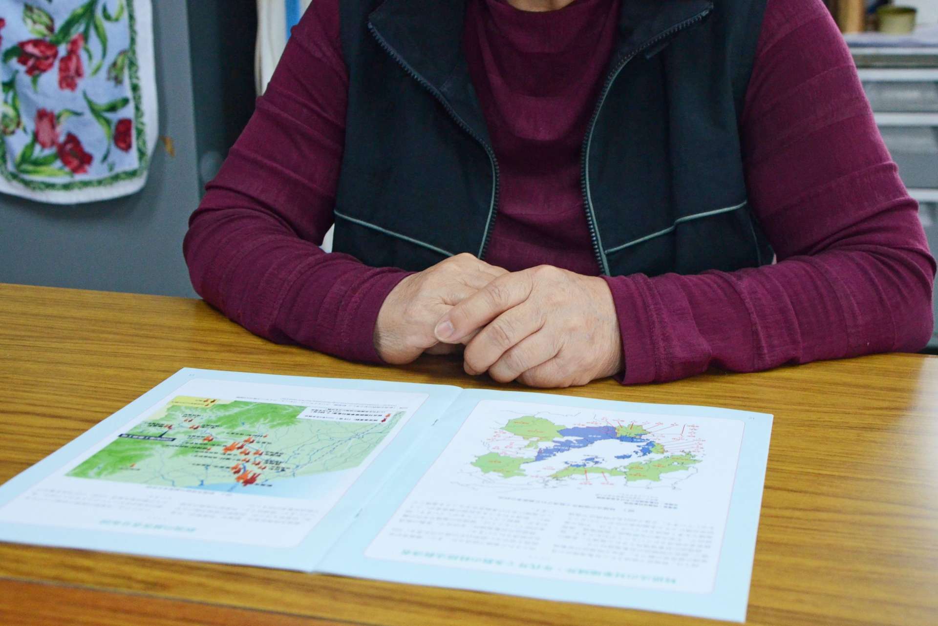 共に裁判に参加していた姉を２月に亡くした女性＝２３日、出水市
