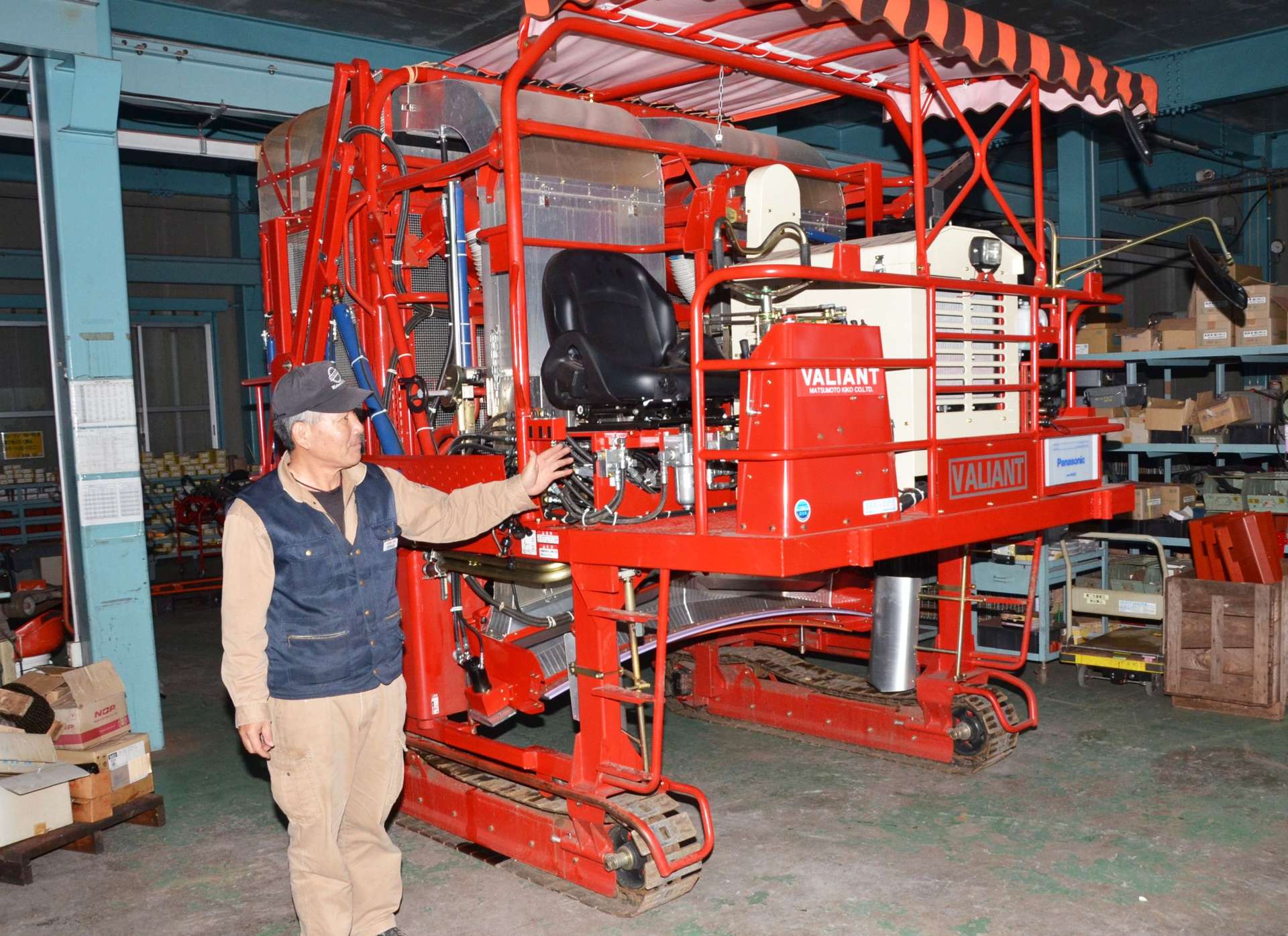 松元機工が開発した乗用型摘採機＝南九州市頴娃