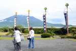 桜島を背に建つ島津家伝統の五月幟＝鹿児島市吉野町の仙巌園