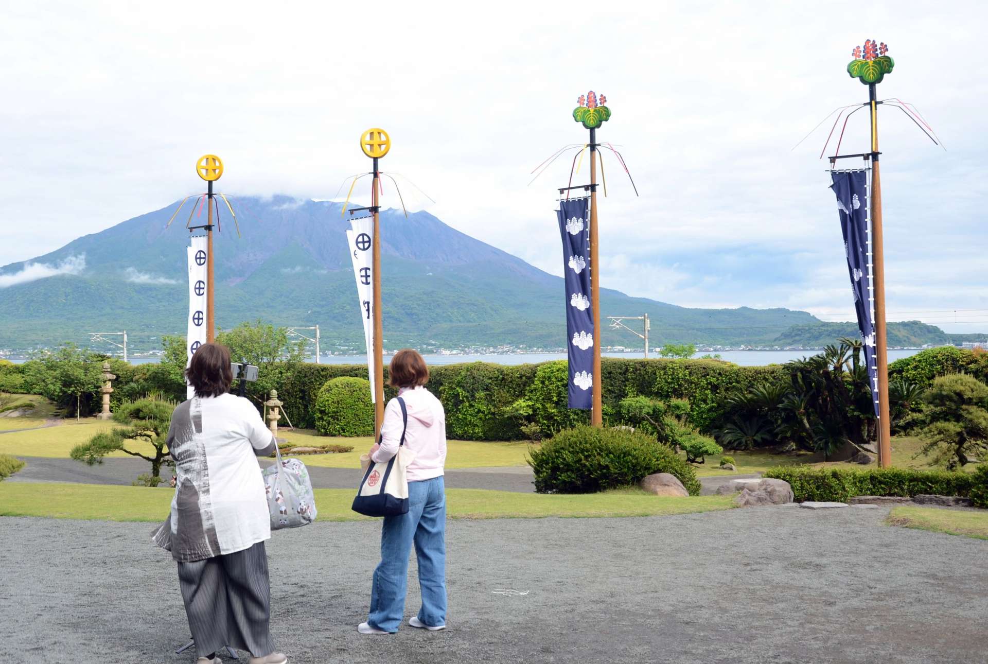桜島を背に建つ島津家伝統の五月幟＝鹿児島市吉野町の仙巌園