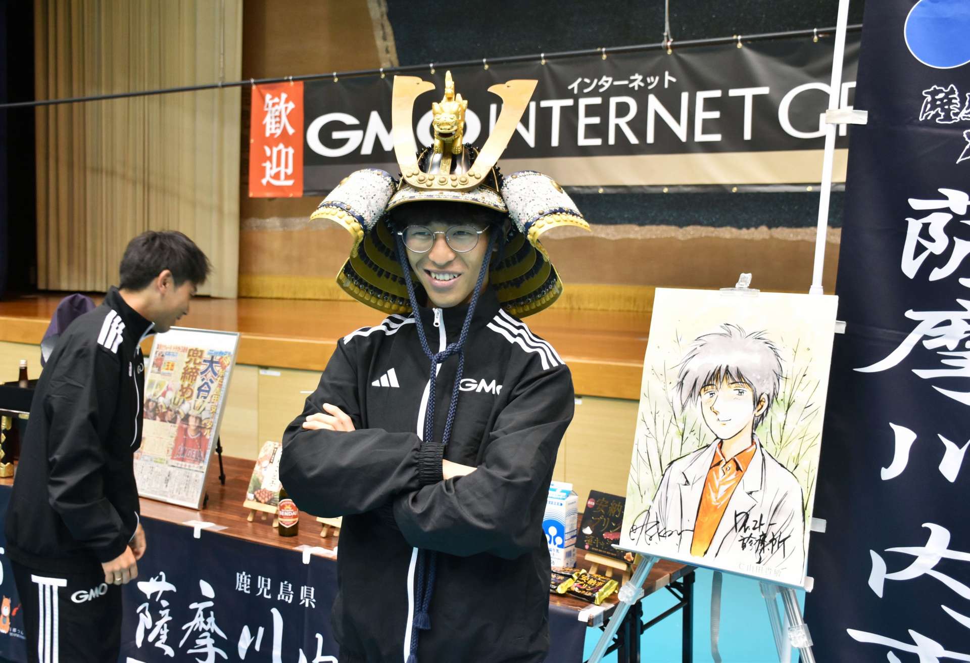 かぶとをかぶり、ポーズを決める嶋津雄大選手＝薩摩川内市のサンアリーナせんだい