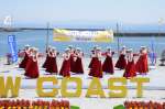 アロハ宣言のセレモニーで、フラダンスを披露する出席者＝２９日、指宿市の指宿港海岸