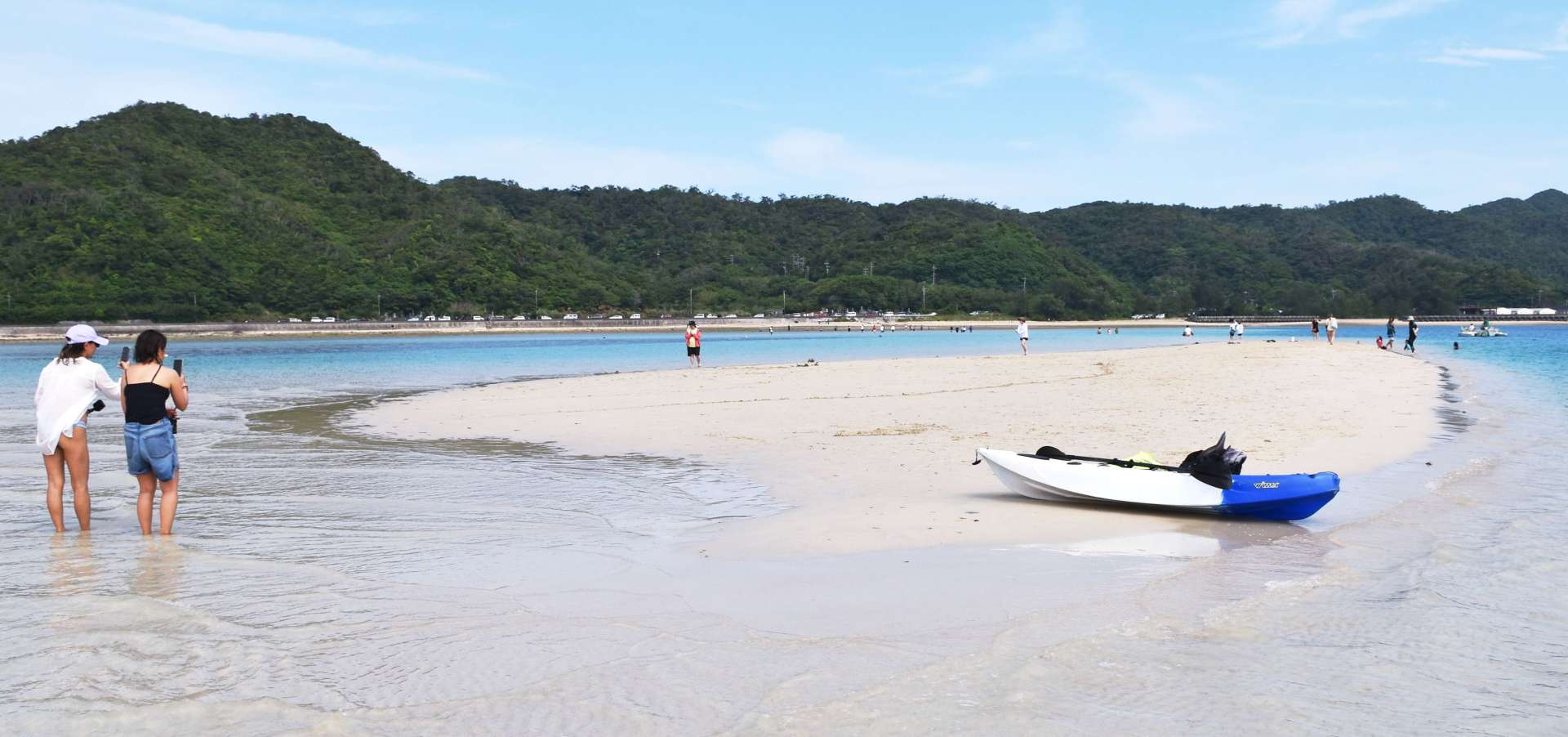 海中から姿を現した「かくれ浜」＝３０日、奄美市笠利