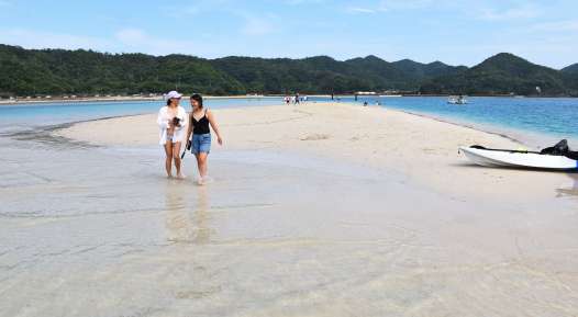 〈別カット〉海中から姿を現した「かくれ浜」＝３０日、奄美市笠利