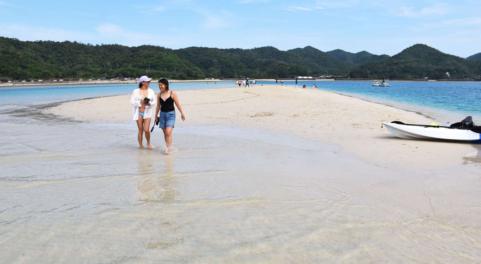 〈別カット〉海中から姿を現した「かくれ浜」＝３０日、奄美市笠利