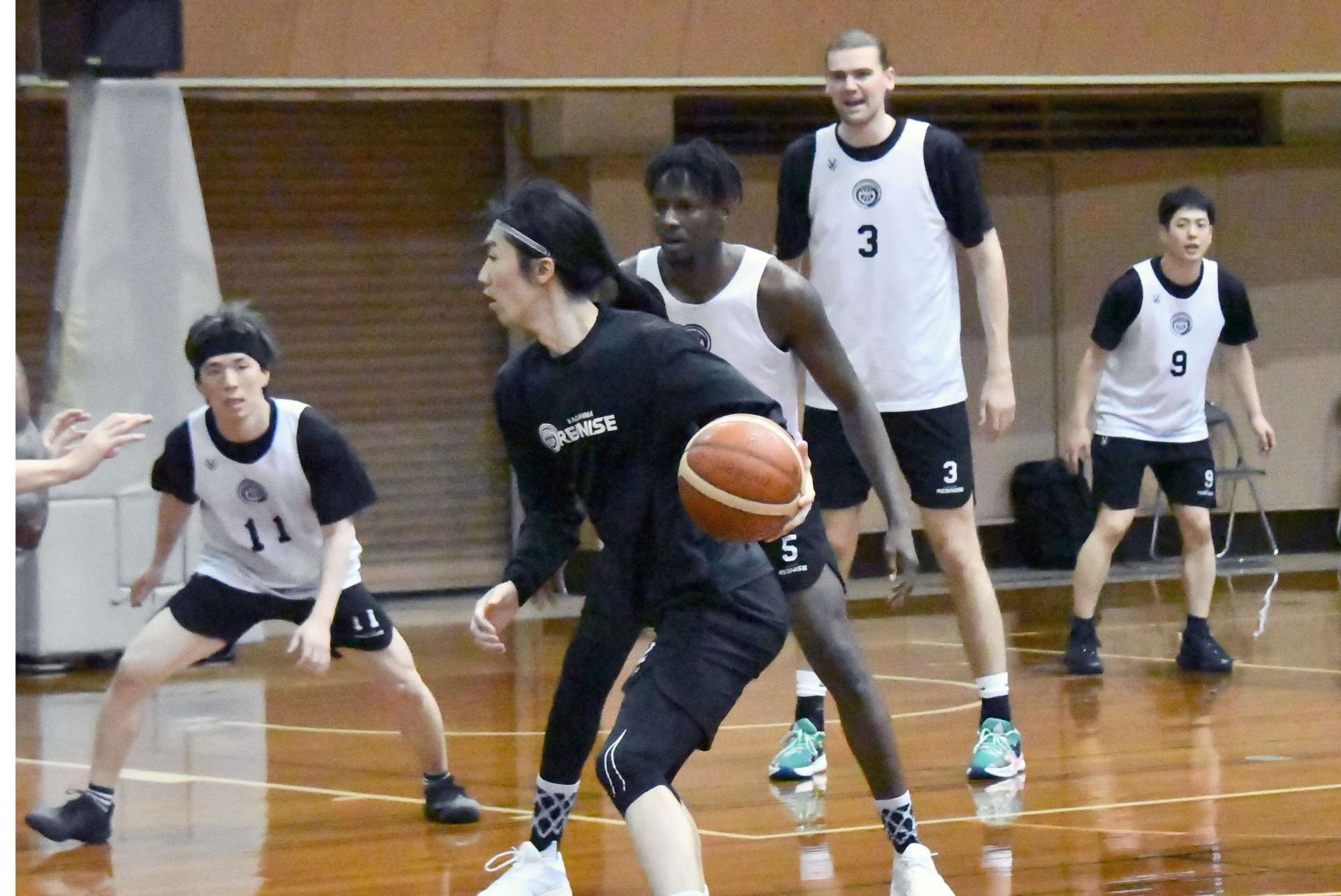 プレーオフに向け最終調整するレブナイズの選手＝県体育館