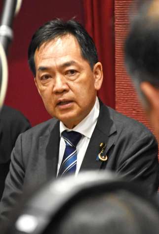〈関連〉報道陣の取材に応じる浅尾慶一郎環境相＝３０日午後８時１分、熊本県水俣市の水俣病情報センター