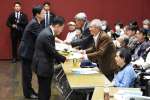 共同要求書を浅尾慶一郎環境相（手前左）に提出する水俣病被害者・支援者連絡会の山下善寛代表代行＝３０日、熊本県水俣市の水俣病情報センター