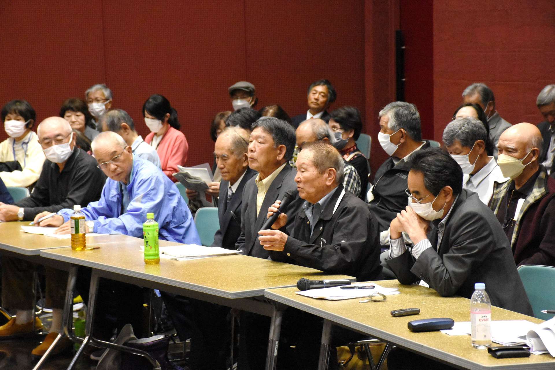 被害の現状を訴える水俣病不知火患者会のメンバー＝３０日、熊本県水俣市の水俣病情報センター
