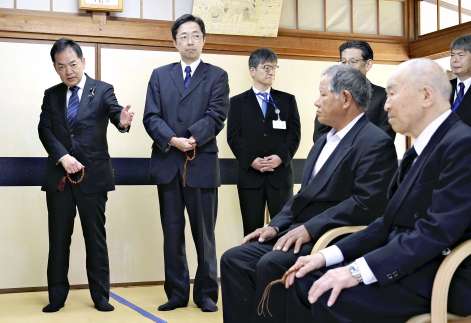 相思社を訪れた感想を述べる浅尾慶一郎環境相（左端）ら＝１日午前１１時５５分、熊本県水俣市（代表撮影）