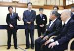 相思社を訪れた感想を述べる浅尾慶一郎環境相（左端）ら＝１日午前１１時５５分、熊本県水俣市（代表撮影）