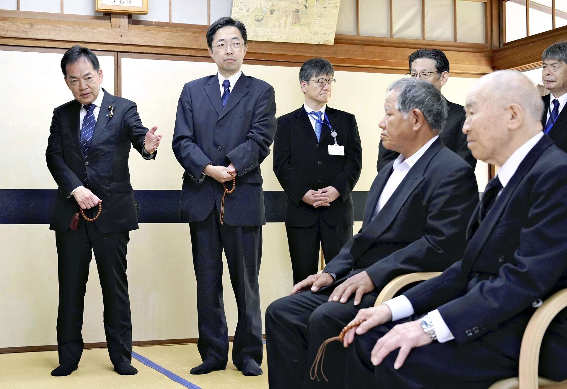 相思社を訪れた感想を述べる浅尾慶一郎環境相（左端）ら＝１日午前１１時５５分、熊本県水俣市（代表撮影）