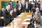 懇談前にあいさつする浅尾慶一郎環境相（左）＝１日、熊本県水俣市の出月公民館