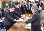 浅尾慶一郎環境相（左）に要望書を渡す水俣病被害者獅子島の会の滝下秀喜会長＝１日、熊本県水俣市の出月公民館