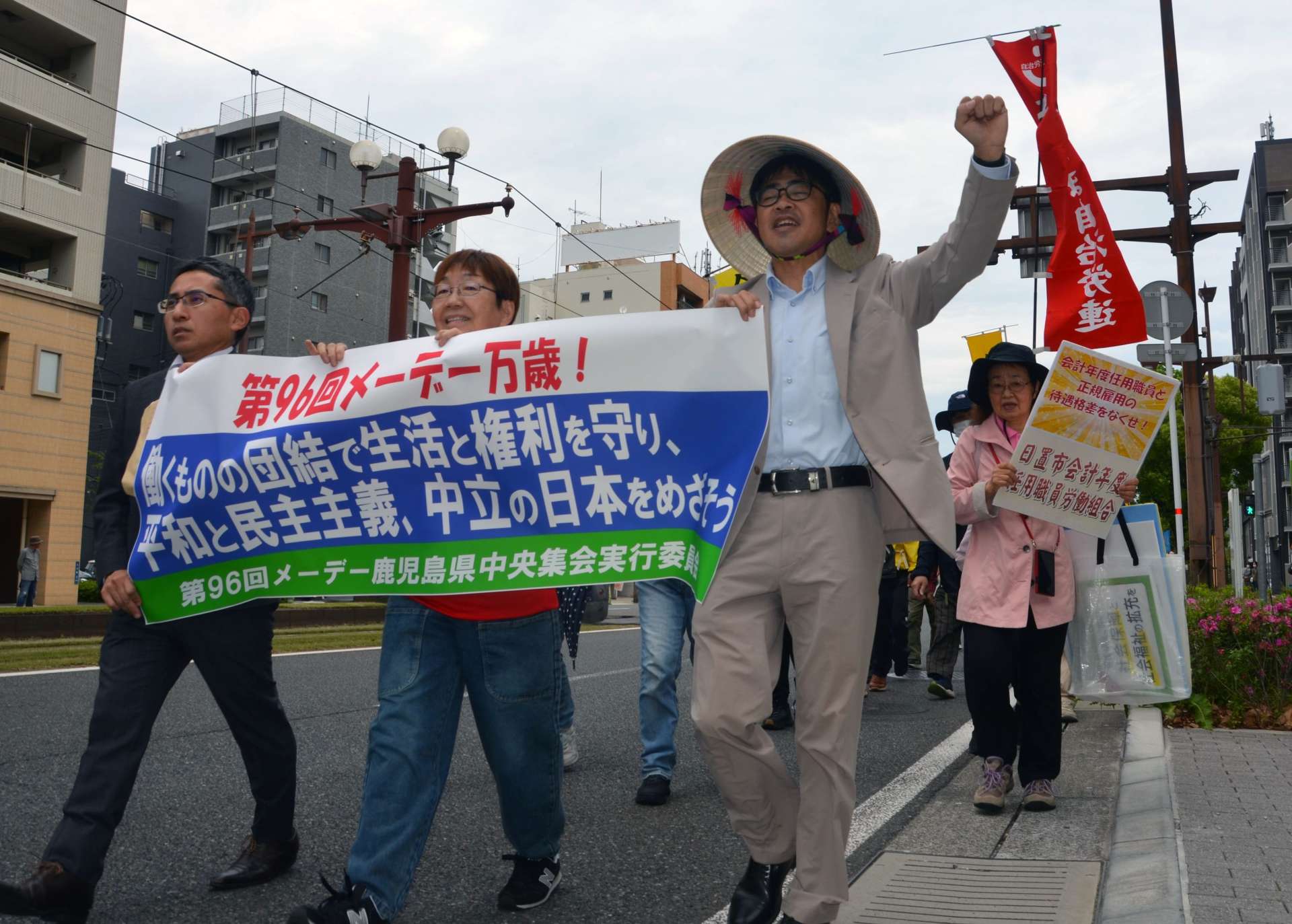 デモ行進する参加者＝１日、鹿児島市易居町