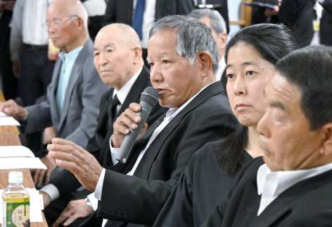 浅尾慶一郎環境相に質問する水俣病被害者獅子島の会の滝下秀喜会長（中央）＝１日、熊本県水俣市の出月公民館