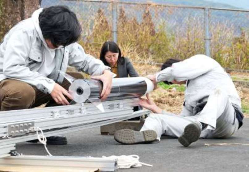 発射台にロケットを設置する千葉工業大学の学生ら＝２月、肝付町