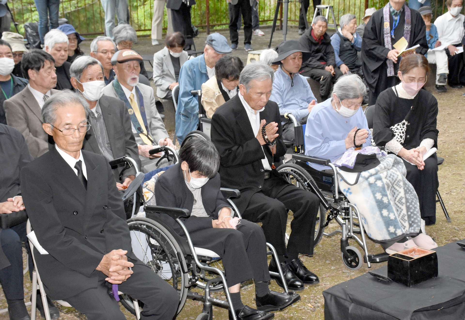 乙女塚での慰霊祭に臨む参列者。前列左から２人目は坂本しのぶさん＝１日、熊本県水俣市袋