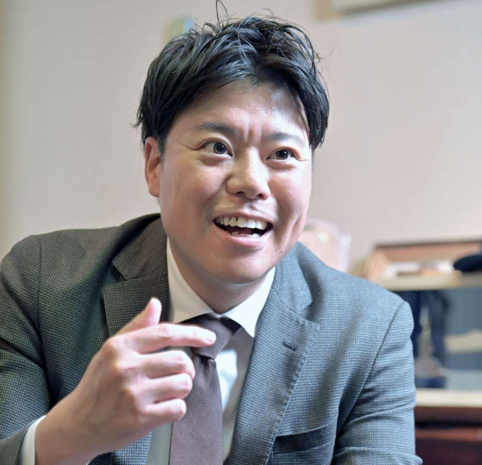 「鹿児島の利となる会社を目指す」と語る岩崎貴光氏＝１日、鹿児島市の岩崎産業本社