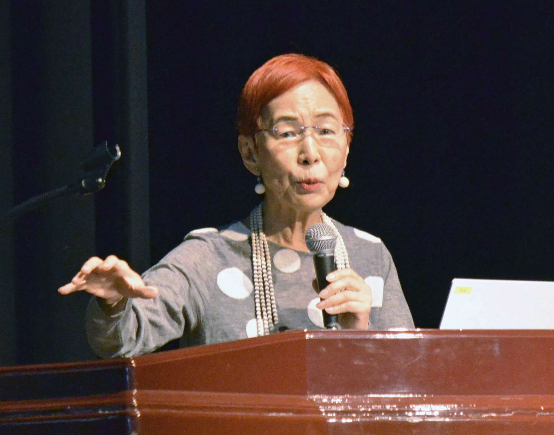 介護保険の現状について話す上野千鶴子さん＝鹿児島市の中央公民館