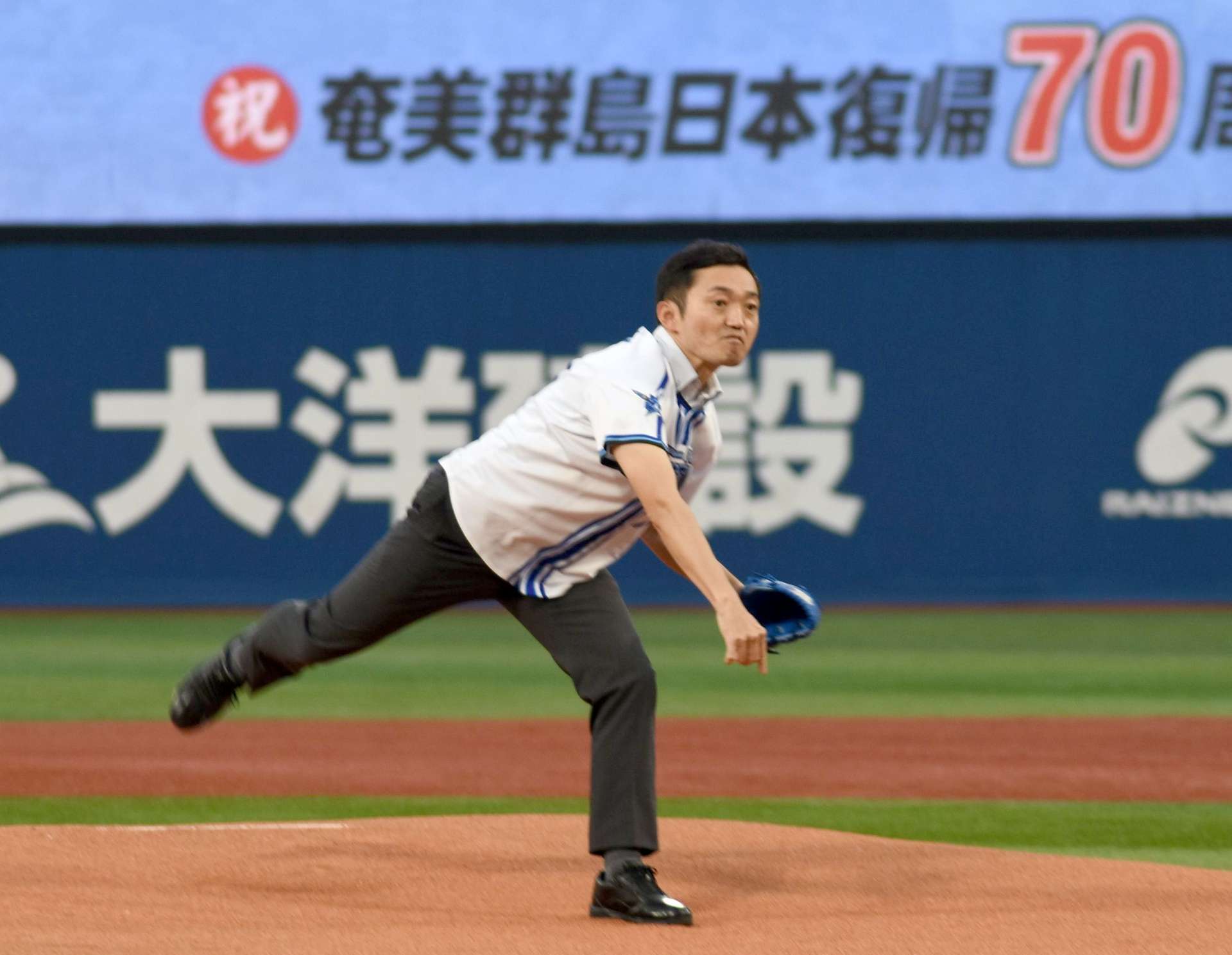 始球式に臨む安田壮平奄美市長＝４日、横浜市の横浜スタジアム