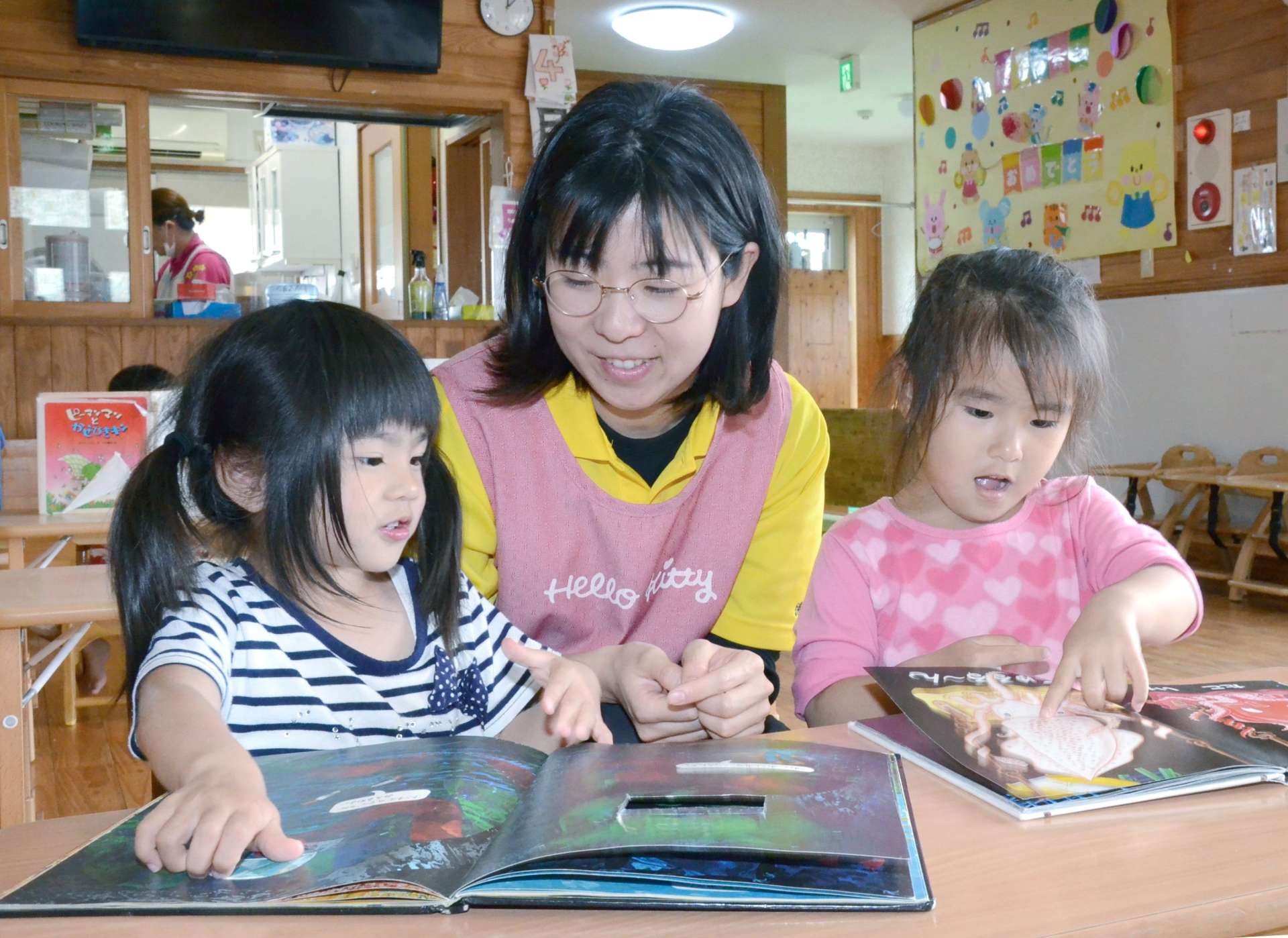 認定こども園で園児と向き合う垣内梨紗子さん＝４月下旬、伊仙町伊仙