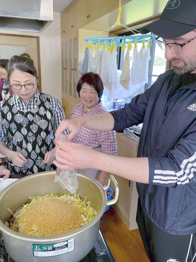 ツワブキを使った料理に挑戦する参加者＝南大隅町佐多