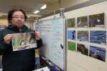観察できた鳥の名称や写真を掲示している桒田康輔さん＝薩摩川内市の下甑島観光案内所