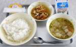 大根カルビスープ（右下）など台湾でよく食べられる給食＝３０日、出水市の出水中学校