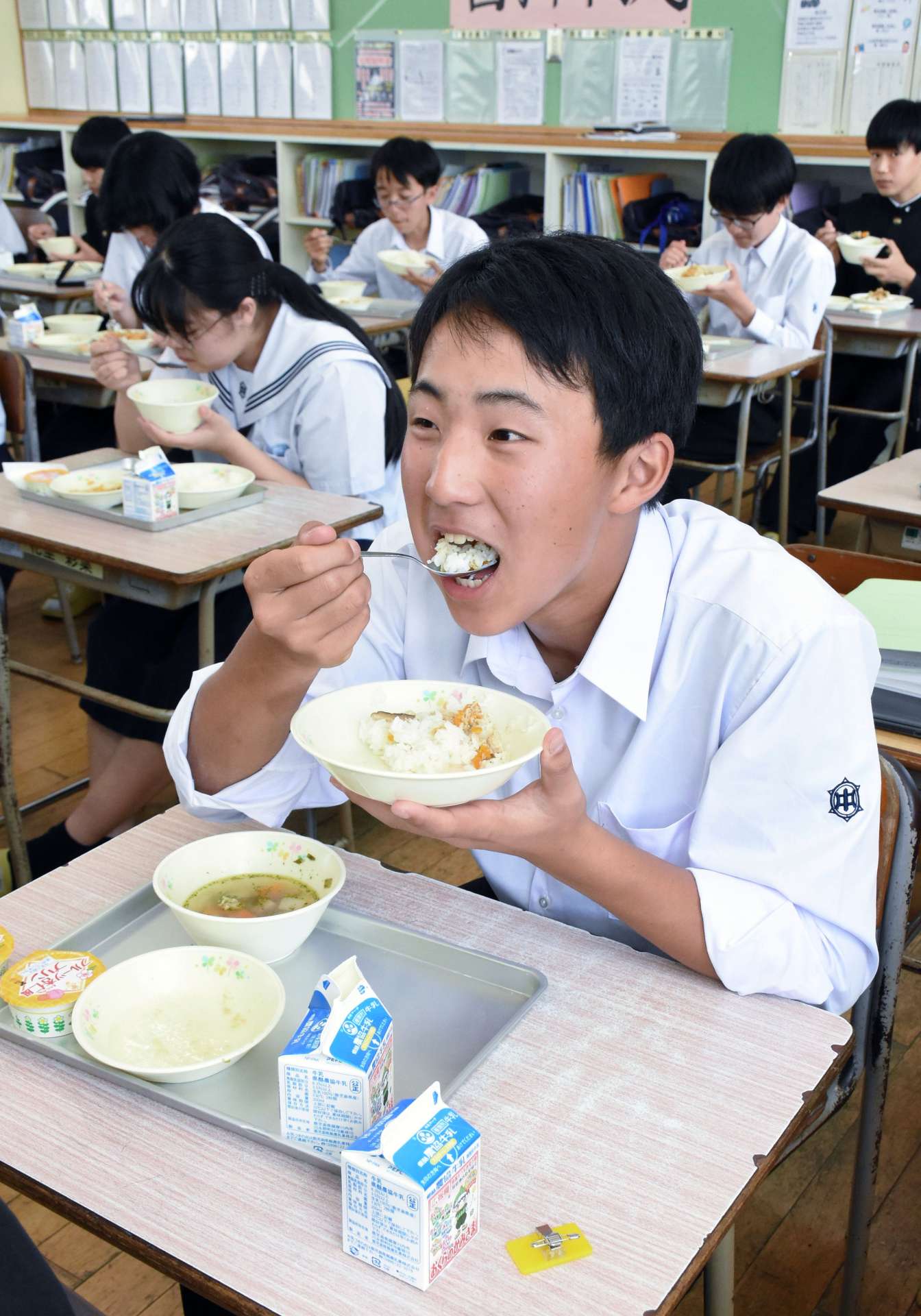 台湾で食べられている給食を味わう生徒たち＝出水市の出水中学校