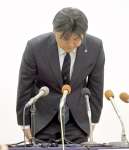 「多くの人に心配と迷惑をかけた」と謝罪する鹿児島Ｕの徳重剛取締役＝２日、白波スタジアム