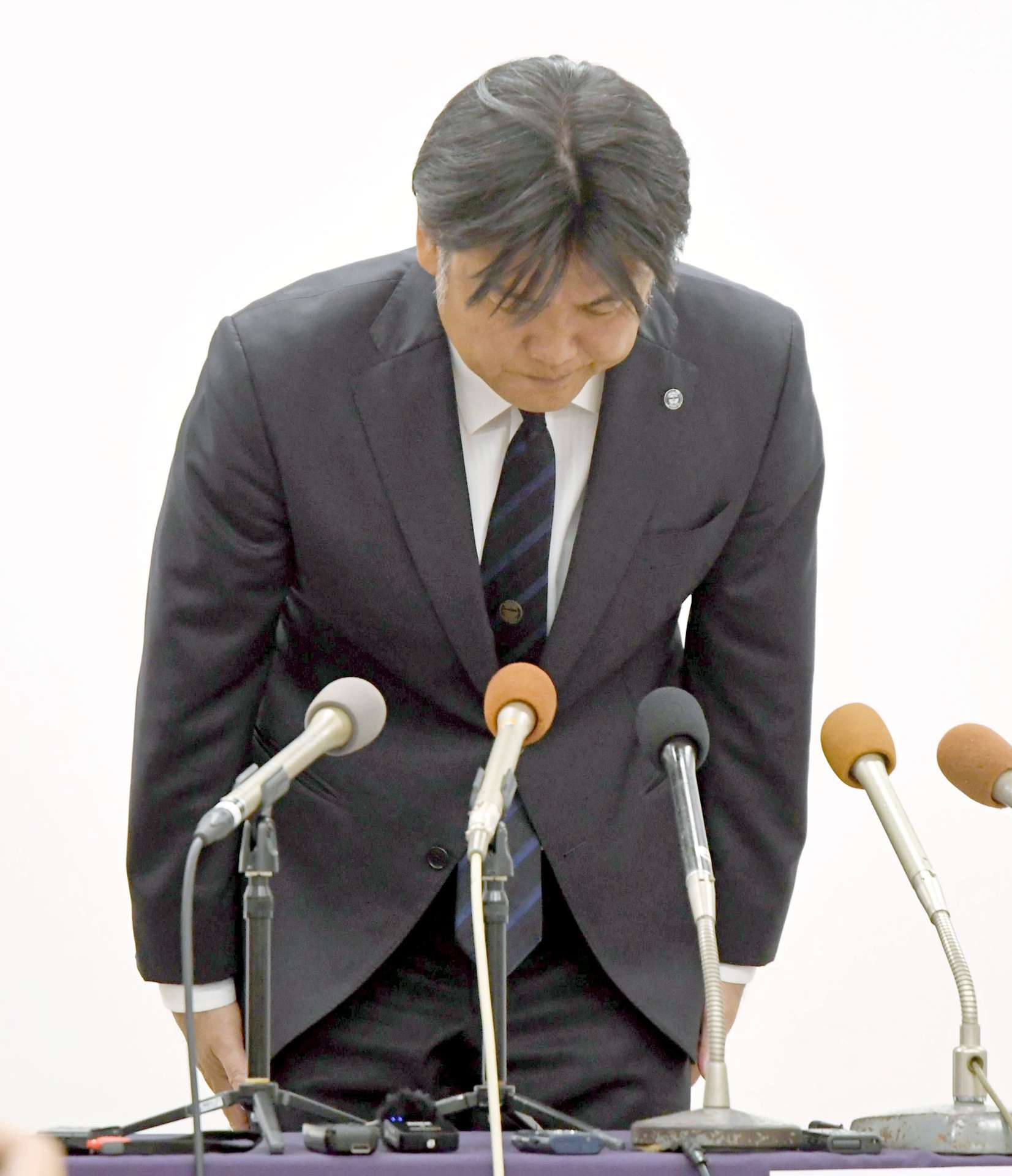 「多くの人に心配と迷惑をかけた」と謝罪する鹿児島Ｕの徳重剛取締役＝２日、白波スタジアム