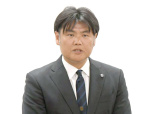 会見に臨む鹿児島Ｕの徳重剛取締役＝２日、白波スタジアム