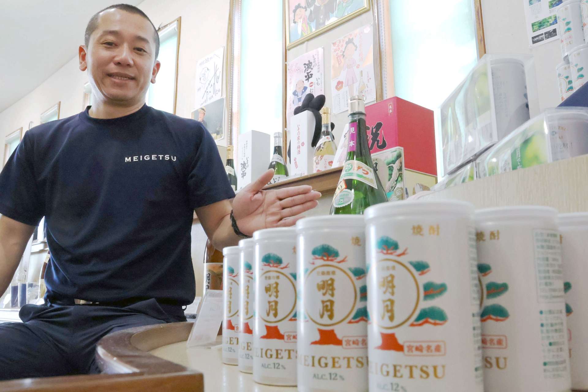 コロナ禍をきっかけに缶入り焼酎などを発売した明石酒造の明石太暢常務＝えびの市