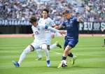 前半、ドリブルで攻め込む鹿児島ユナイテッドＦＣのアンジェロッティ＝鹿児島市の白波スタジアム