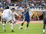 前半、ドリブルで攻め込む鹿児島ユナイテッドＦＣの山口＝鹿児島市の白波スタジアム