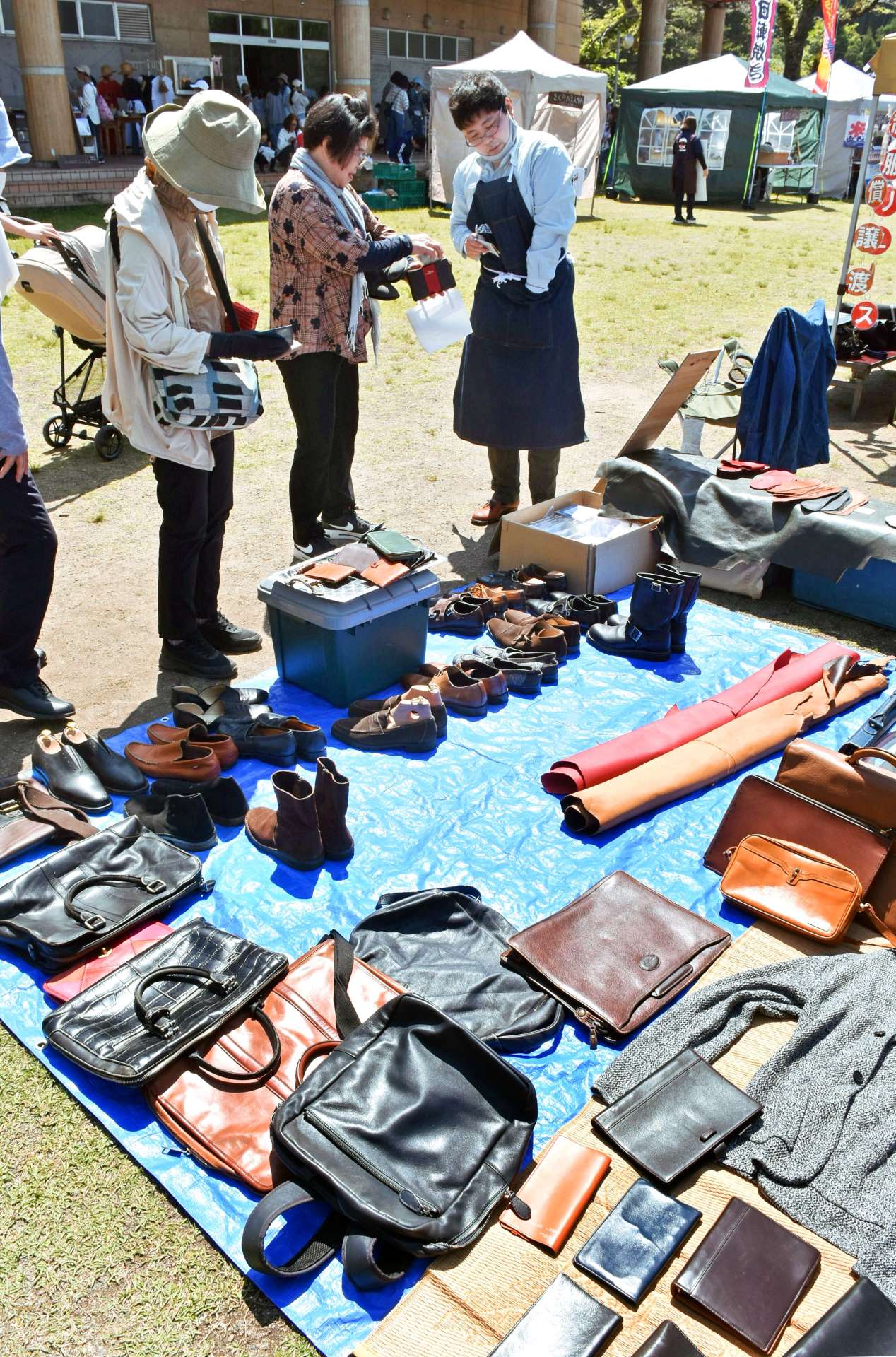 買い物客でにぎわう「いさまちマーケット」＝伊佐市の大口小学校