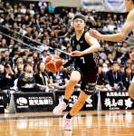 第１クオーター、ドリブルで切り込む鹿児島レブナイズの飴谷（７）＝鹿児島市の西原商会アリーナ